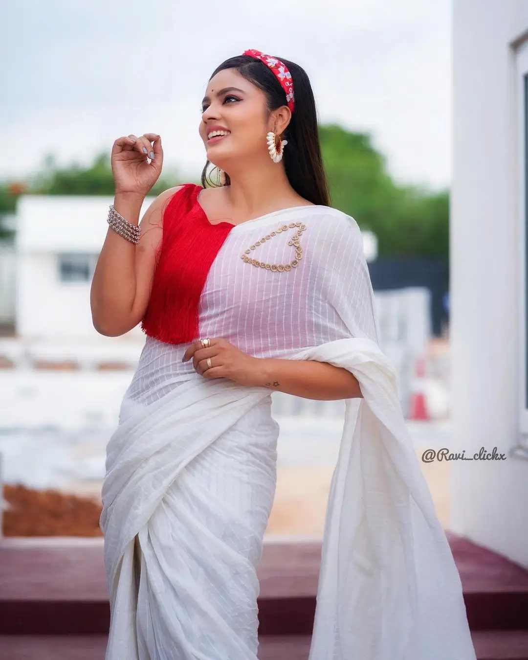 NANDITA SWETHA IN INDIAN TRADITIONAL WHITE SAREE RED BLOUSE 1
